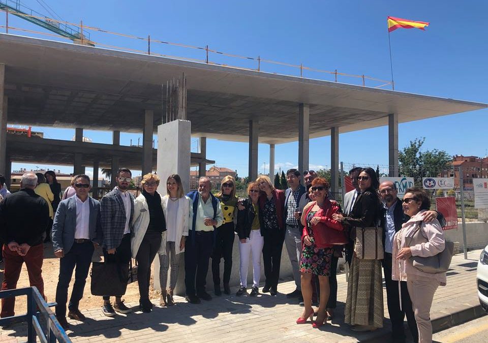 The raising of the spanish flag on the structurej of AFAMUR’s new Therapeutic Day Centre